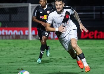 Brasileiro: Vasco enfrenta Bragantino para tentar se afastar do Z4