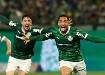 Vitor Roque marca nos acréscimos para levar Palmeiras à liderança