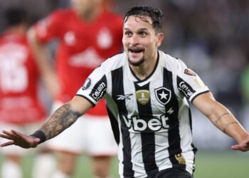 Artur marca golaço e Botafogo vence Estudiantes na Libertadores