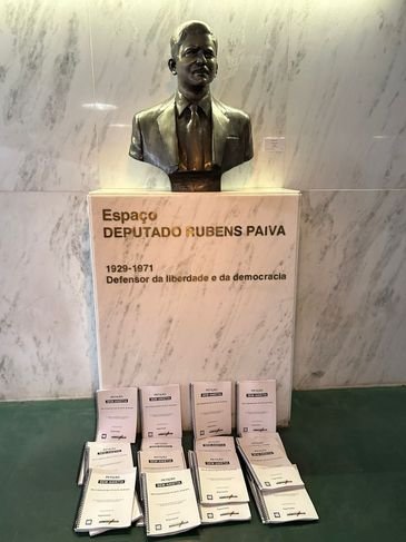 Parlamentares fazem ato contra PL da Anistia em frente ao busto de Rubens Paiva.