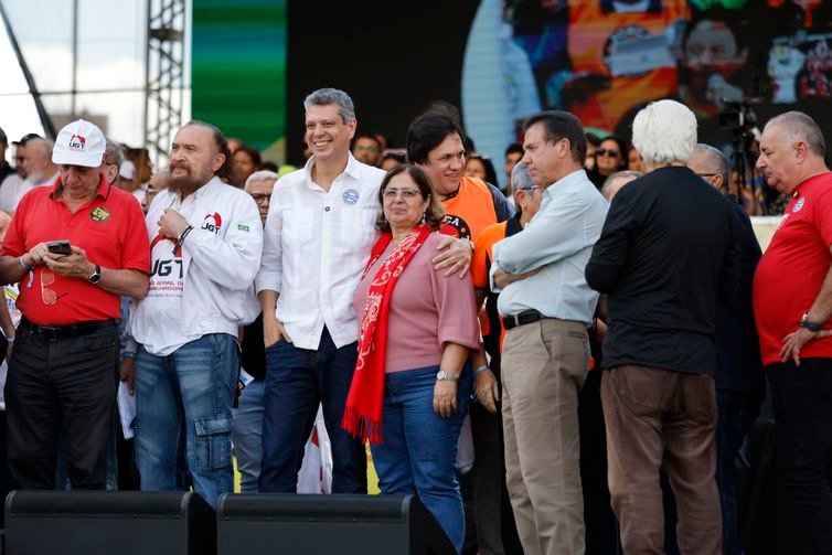 São Paulo (SP), 01/05/2025. Ministro da Secretaria-Geral da Presidência da República, Márcio Macêdo, ministra das mulheres Cida Gonçalves e o ministro do Trabalho, Luiz Marinho, durante ato do dia 1º de Maio das Centrais Sindicais, na Praça Campo de Bagatelle,. Foto: Paulo Pinto/Agência Brasil
