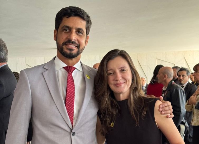 MRE/Divulgação Brasília (DF) 27/05/2025 - O diretor-presidente da Empresa Brasil de Comunicação (EBC), Jean Lima, e a superintendente de Comunicação Digital, Nicole Briones, durante cerimônia de condecoração da Ordem do Rio Branco, concedida pelo governo brasileiro com o objetivo de reconhecer “serviços meritórios e virtudes cívicas”. Foto: MRE/Divulgação