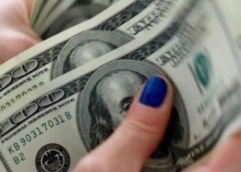 Dólar cai para R$ 5,60, e bolsa fecha em máxima histórica