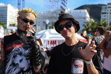 Rio de Janeiro (RJ), 03/05/2025 – Os amigos Denner Santoro e Kaique Santos esperam pelo show da Lady Gaga na areia da praia de Copacabana, na zona sul do Rio de Janeiro. Foto: Tomaz Silva/Agência Brasil