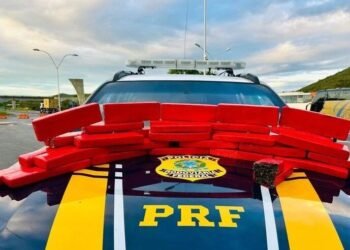 PRF prende passageiro com 25 kg de droga em ônibus de turismo na Bahia