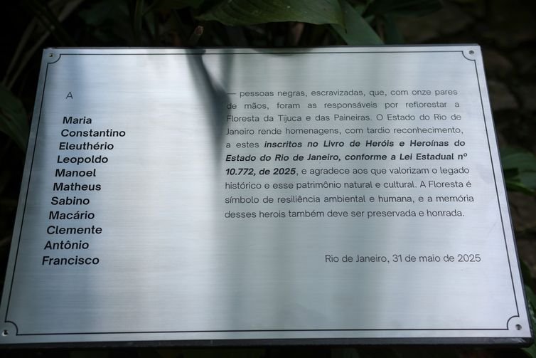 Rio de Janeiro (RJ), 31/05/2025 – Placa de sinalização com nomes de escravizados que participaram do reflorestamento da floresta da Tijuca no século XIX é colocada na entrada do Centro de Visitantes do Parque Nacional da Tijuca como parte das celebrações do Dia Mundial do Meio Ambiente. Foto: Tomaz Silva/Agência Brasil