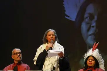 Tânia Rêgo/Agência Brasil Rio de Janeiro (RJ) 28/05/2025 - A reitora da Uerj, Gulnar Azevedo e Silva (c), discursa durante entrega título de Doutora Honoris Causa a ministra dos povos indígenas, Sonia Guajajara
Foto: Tânia Rêgo/Agência Brasil