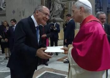 Alckmin entrega ao Papa convite para visitar o Brasil durante a COP30