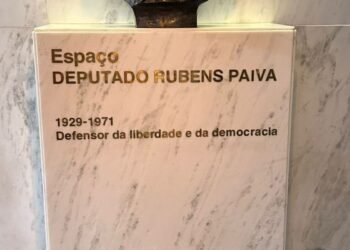 Ato contra PL da Anistia é realizado em frente a busto de Rubens Paiva