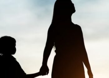 Mães solo enfrentam barreiras na garantia de direitos aos filhos