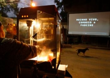 Moradores da favela do Moinho interrompem com fogo passagem de trens