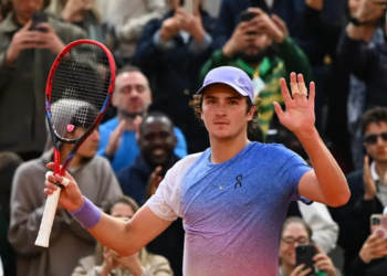 Roland Garros: Fonseca estreia com vitória implacável sobre ex-top 10