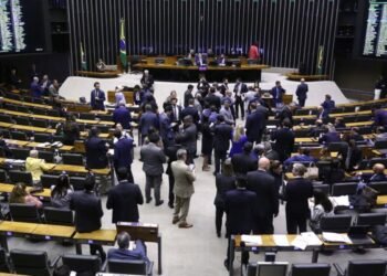 Projeto que aumenta número de deputados para 531 tem urgência aprovada