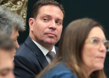 Moraes determina suspensão parcial da ação do golpe contra Ramagem