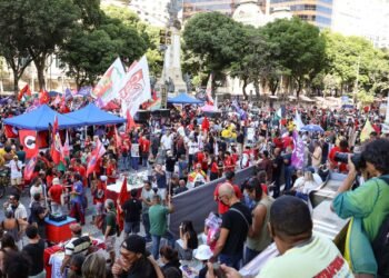 Fim da escala 6×1 une movimentos no ato de 1º de Maio no Rio