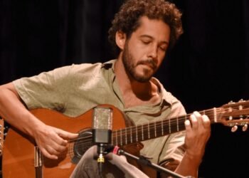 Viola caipira de Daniel Ganc embala Cena Musical na TV Brasil