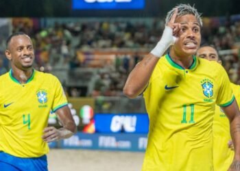 De forma dramática, Brasil vence Itália no Mundial de futebol de praia