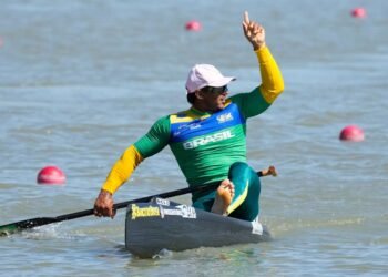 Isaquias Queiroz garante ouro na Copa do Mundo de canoagem velocidade