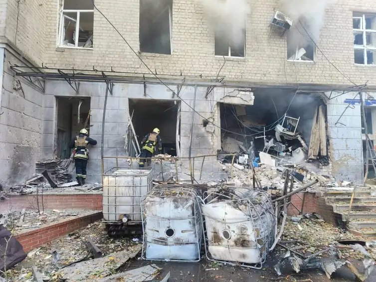 Serviço de Emergência da Ucrânia/Divulgação via Reuters Hospital atingido por drone russo em Sumy, Ucrânia
28/09/2024
Serviço de Emergência da Ucrânia/Divulgação via Reuters