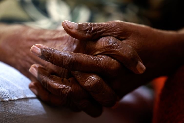 Tânia Rêgo/Agência Brasil Rio de Janeiro (RJ), 25/06/2025 - Anazir Maria de Oliveira, conhecida como Dona Zica, 92 anos, uma das fundadoras do Sidicato dos Trabalhadores Domésticos do Rio de Janeiro, da Central Única dos Trabalhadores(CUT) e do Partido dos Trabalhadores(PT), em sua casa. Foto: Tânia Rêgo/Agência Brasil