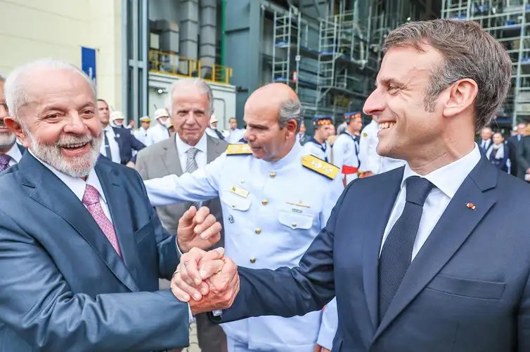 Itaguaí (RJ), 27.03.2024 - Presidente da República, Luiz Inácio Lula da Silva, na cerimônia de lançamento ao mar do submarino Tonelero, com a participação do Presidente da República Francesa, Emmanuel Macron e da primeira-dama Janja Lula da Silva, que batizou a embarcação, na Base de Submarinos da Ilha da Madeira, em Itaguaí (RJ). Foto: Ricardo Stuckert/PR