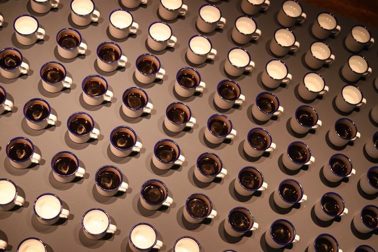 Rio de Janeiro (RJ), 06/06/2025 - Canecas de agata dispostas em formato de navio negreiro com café e a água do mar. A obra homenageia os que resistiram aos tumbeiros e, apesar da violência, produziram o grão, base da economia brasileira até o início do século 20, na Mostra no Museu de Arte do Rio - MAR. Foto: Beatriz Gimenez/Divulgação