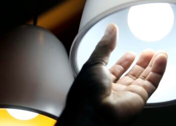 Contas de luz permanecem com bandeira tarifária vermelha em julho 