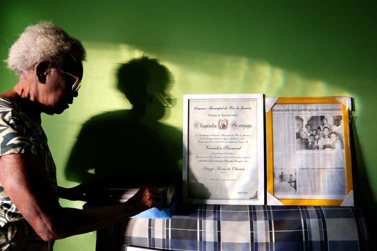 Tânia Rêgo/Agência Brasil Rio de Janeiro (RJ), 25/06/2025 - Anazir Maria de Oliveira, conhecida como Dona Zica, 92 anos, uma das fundadoras do Sidicato dos Trabalhadores Domésticos do Rio de Janeiro, da Central Única dos Trabalhadores(CUT) e do Partido dos Trabalhadores(PT), em sua casa. Na foto, emoldurada a Medalha de Reconheimento Chiquinha Gonzaga concedida a ela pela Câmara Municipal do Rio de Janeiro. Foto: Tânia Rêgo/Agência Brasil