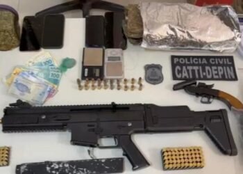Polícia prende mulher com submetralhadora, revólver e drogas na Bahia
