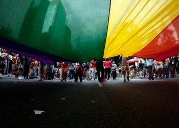 MPF quer suspender norma que limita tratamento para jovens trans