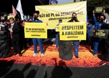 Manifestantes realizam protesto contra o PL da Devastação em São Paulo