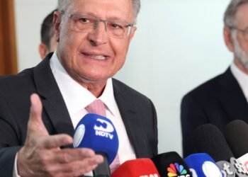 Pix é modelo, e problema real está em tarifas dos EUA, diz Alckmin