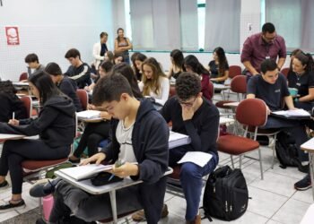 Fies 2025: estudantes devem complementar cadastro até sexta