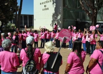 Câncer de mama: manifestação cobra acesso a tratamento aprovado no SUS
