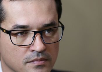 Justiça manda Deltan pagar R$ 135 mil a Lula por caso do PowerPoint