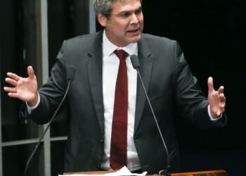 Líder do PT na Câmara diz que tarifas de Trump são ataque à democracia