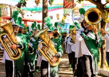 Moradores, autoridades e esportistas lotam praça para passagem do Fogo Simbólico – Prefeitura Municipal de Candeias.