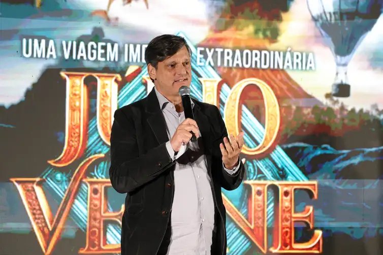 Rovena Rosa/Agência Brasil São Paulo (SP), 04/07/2025 - O diretor geral do MIS Expirience, André Sturm, fala na abertura da exposição Uma viagem imersiva extraordinária - Júlio Verne 200. Foto: Rovena Rosa/Agência Brasil