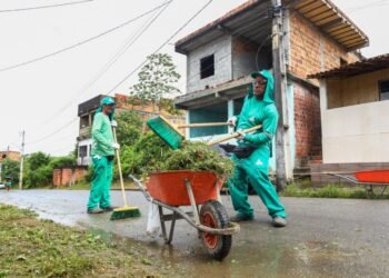 Mutirão de limpeza da SEMAN muda visual de várias ruas do Ouro Negro – Prefeitura Municipal de Candeias.