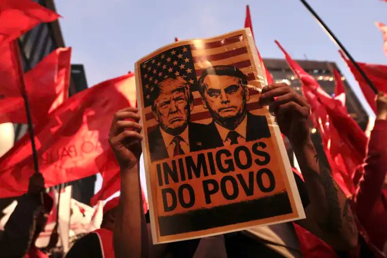 São Paulo (SP), 10/07/2025 - Cartaz com a foto do presidente Donald Trump e o ex-presidente Jair Bolsonaro, durante protesto à atuação do Congresso Nacional na justiça tributária com a taxação dos super ricos, fim da escala 6×1 e a isenção de Imposto de Renda para quem ganha até R$ 5 mil, realizado em frente ao MASP. Foto: Paulo Pinto/Agência Brasil