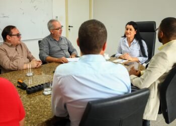 Prefeitura realiza reunião na SEDUR para viabilizar obras para o município – Prefeitura Municipal de Candeias.