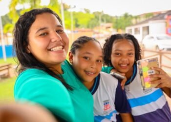 Alunos da Escola Castro Alves participam de aula extraclasse sobre a importância dos manguezais – Prefeitura Municipal de Candeias.