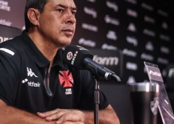 Vitória anuncia contratação do técnico Fabio Carille