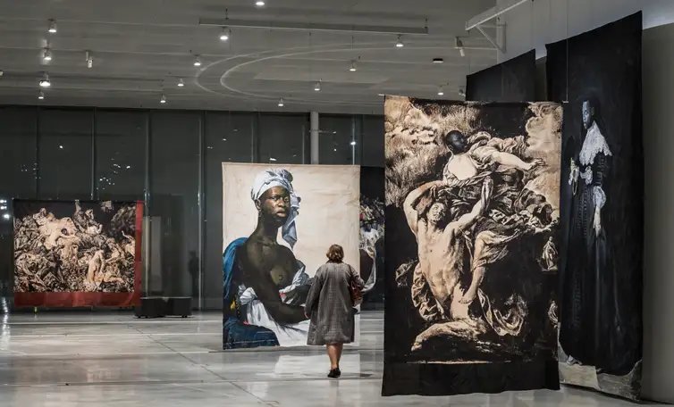 Brasília (DF), 30/06/2025 -  Usando lençóis como tela, o artista beninense Roméo Mivekannin, recria obras consagradas mundialmente, principalmente das coleções do famoso Museu do Louvre, com um novo olhar e novos personagens
Foto: FREDERIC IOVINO/Divulgação