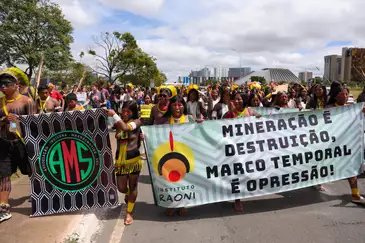 Fabio Rodrigues-Pozzebom/ Agência Brasil Brasília (DF) 08/04/2025 Indígenas de várias etnias participantes do Acampamento Terra Livre (ATL), fazem marcha no Eixo Monumental de Brasília Foto: Fabio Rodrigues-Pozzebom/ Agência Brasil
