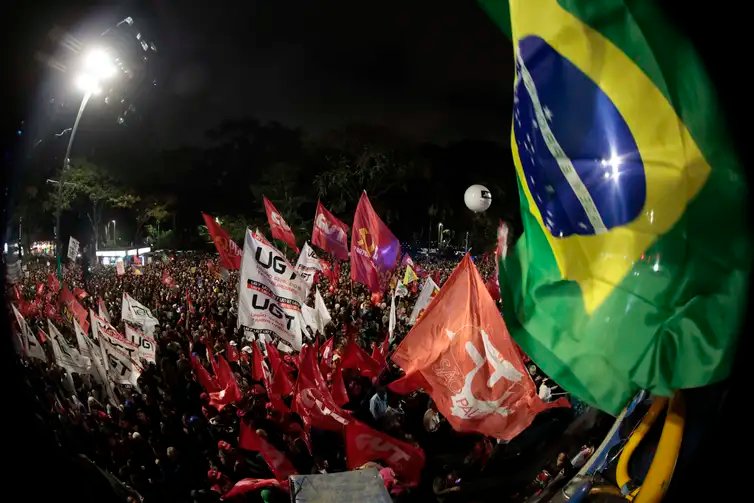São Paulo (SP), 10/07/2025 - Protesto à atuação do Congresso Nacional na justiça tributária com a taxação dos super ricos, fim da escala 6×1 e a isenção de Imposto de Renda para quem ganha até R$ 5 mil, realizado em frente ao MASP. Foto: Paulo Pinto/Agência Brasil