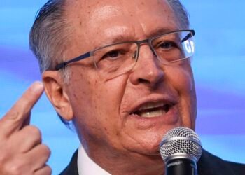 Brasil está conversando “com reserva” com Estados Unidos, diz Alckmin