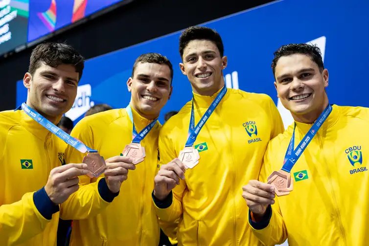 Lucas Rodrigues/CBDU/Direitos Reservados Bronze, primeira medalha do Brasil nos Jogos Mundiais Universitários - - natação, revezamento - na foto estão Lucas Peixoto, Pedro Buch, Kaique Alves e Vinícius Assunção - em 17/07/2025