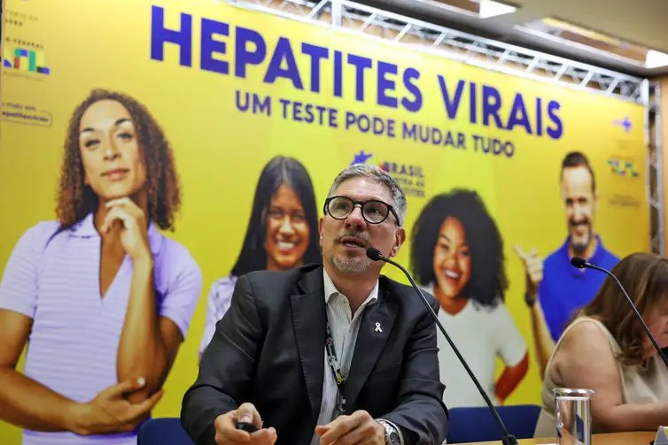 Valter Campanato/Agência Brasil Brasília (DF), 08/07/2025 - O coordenador-geral de Vigilância de Hepatites Virais, Mário Gonzales, durante lançamento da campanha publicitária nacional para eliminação das hepatites virais no país. A campanha, que reforça a importância da testagem, vacinação e tratamento, faz parte da mobilização do Julho Amarelo, mês dedicado à conscientização sobre o tema. Foto: Valter Campanato/Agência Brasil
