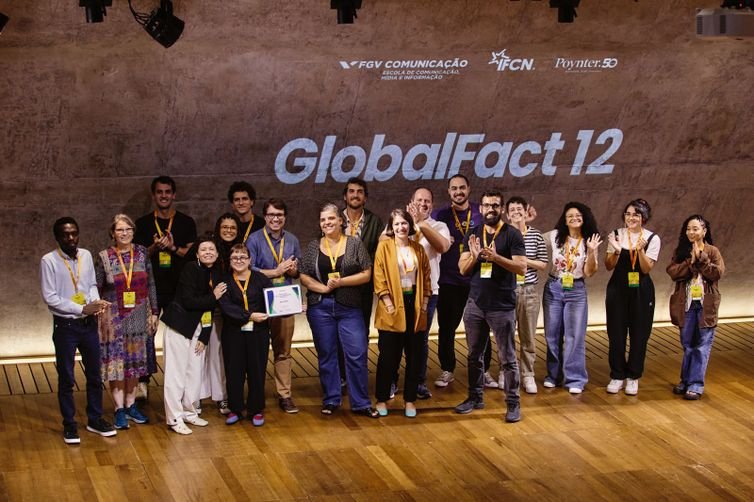 Rio de Janeiro (RJ), 20/07/2025 - Equipe de Aos Fatos recebe prêmio Global Fact Awards em evento no Rio de Janeiro.
Foto: Aos Fatos/Divulgação